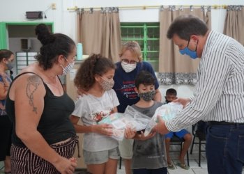 Prefeitura distribui kits de material escolar para alunos da rede municipal