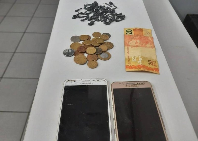 Homem é detido com drogas no bairro Rio Branco 1 Homem é detido com drogas no bairro Rio Branco