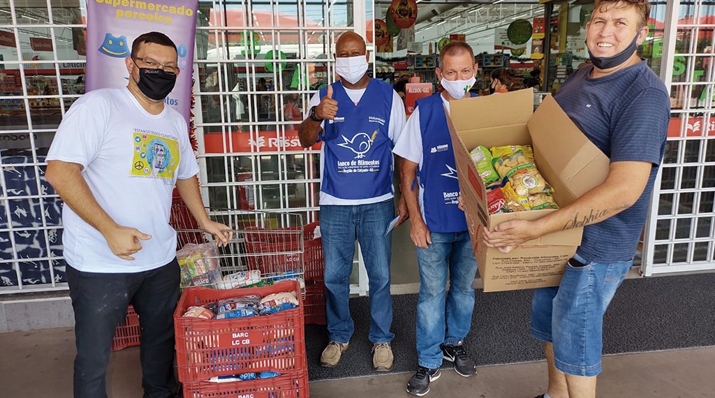 Sábado Solidário realiza troca de ingressos por alimentos