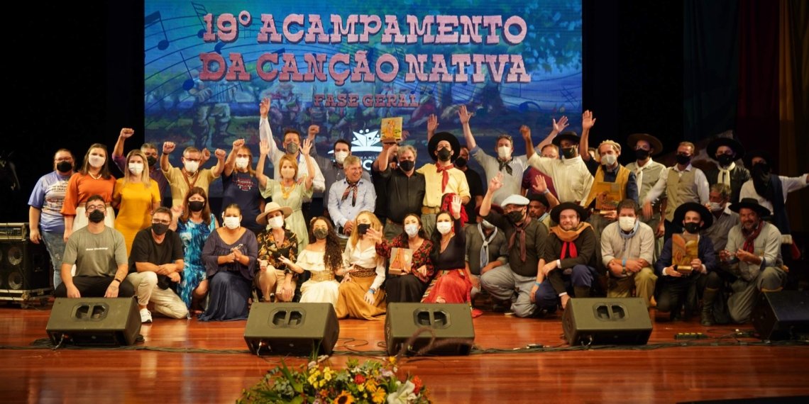 Com letra de Evair Suarez Gomez, música de Juliano Gomes, interpretada por Fabiano Bachieri, milonga "Campanha" é campeã do 19º Acampamento da Canção Nativa 1 Com letra de Evair Suarez Gomez, música de Juliano Gomes, interpretada por Fabiano Bachieri, milonga “Campanha” é campeã do 19º Acampamento da Canção Nativa