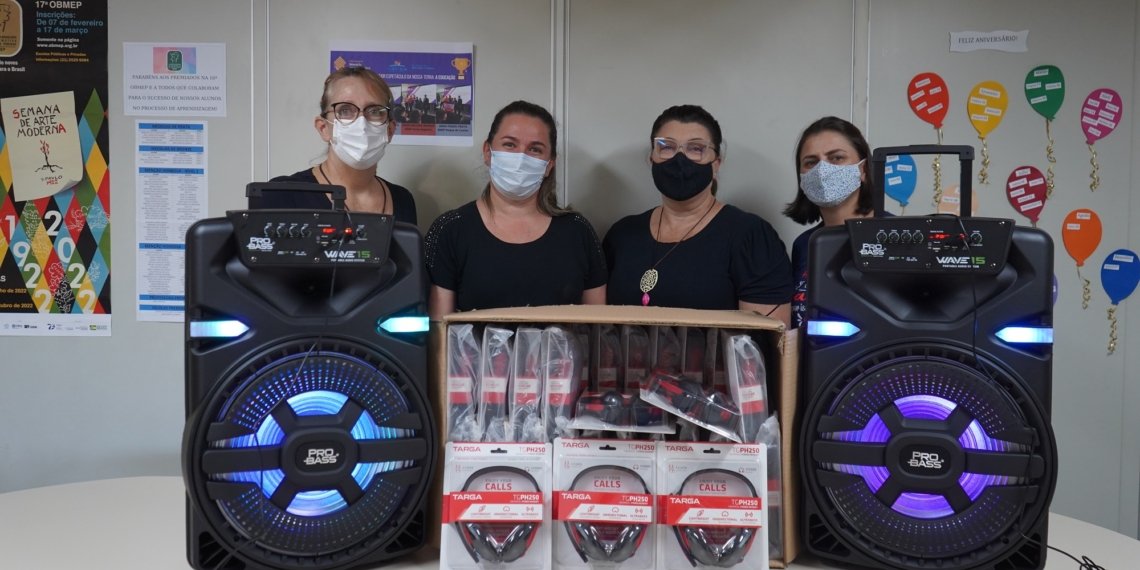 <strong>Escolas municipais recebem novas caixas de som</strong> 1 Escolas municipais recebem novas caixas de som