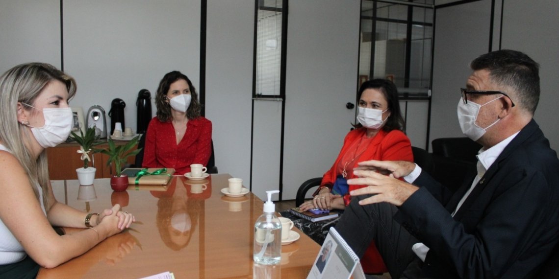 Reitor da Feevale e diretoras são recebidos pela presidência do Legislativo