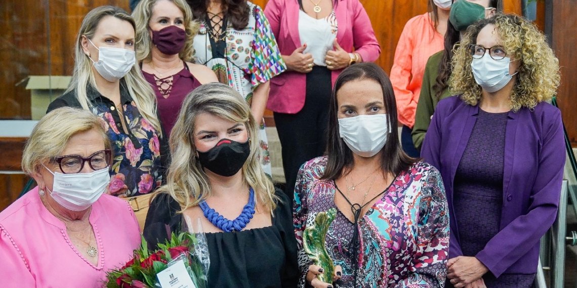 Presidente do Legislativo, Gênifer Engers recebe troféu Mulher Cidadã da Assembleia Legislativa 1 Presidente do Legislativo, Gênifer Engers recebe troféu Mulher Cidadã da Assembleia Legislativa