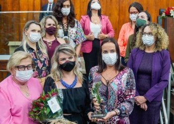 Presidente do Legislativo, Gênifer Engers recebe troféu Mulher Cidadã da Assembleia Legislativa