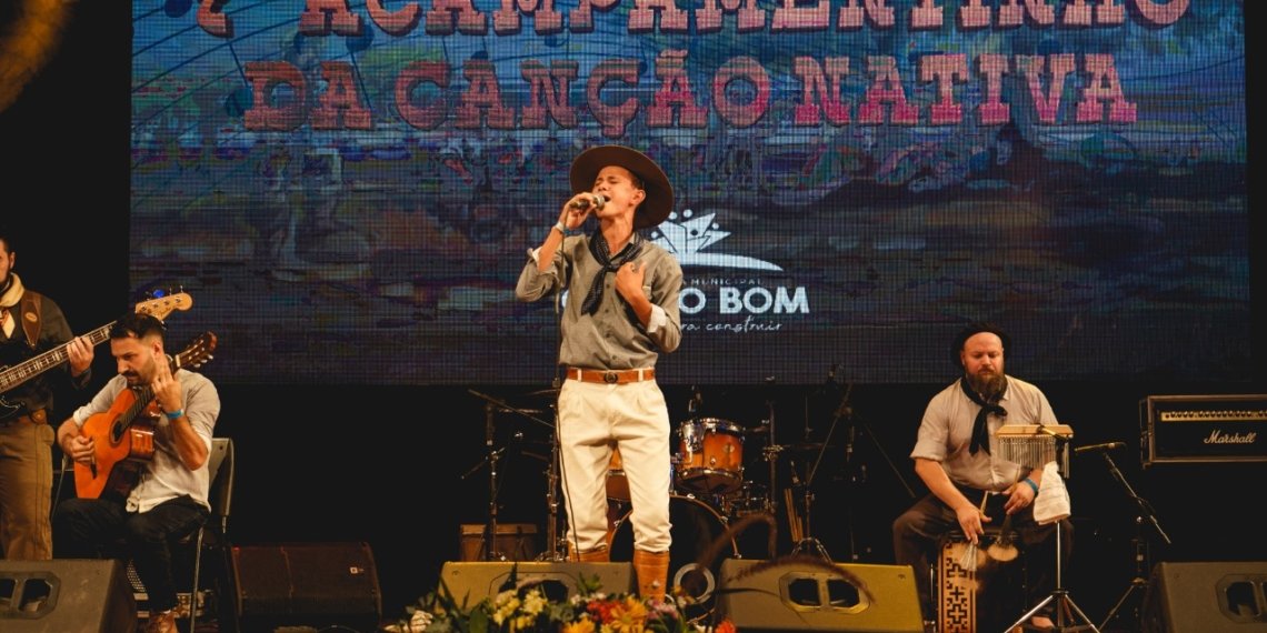 João Vitor Camargo e Vitória Heck são os campeões do 7º Acampamentinho da Canção Nativa