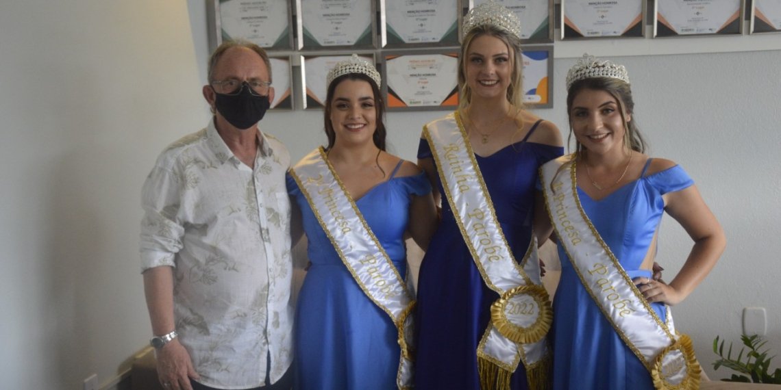 Jornal A Gazeta recebe visita da rainha e princesas do Festejando Parobé 1 Jornal A Gazeta recebe visita da rainha e princesas do Festejando Parobé