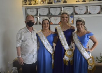 Jornal A Gazeta recebe visita da rainha e princesas do Festejando Parobé