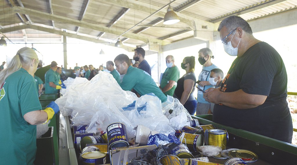 Inaugurada nova esteira de triagem na usina de reciclagem 1 Inaugurada nova esteira de triagem na usina de reciclagem