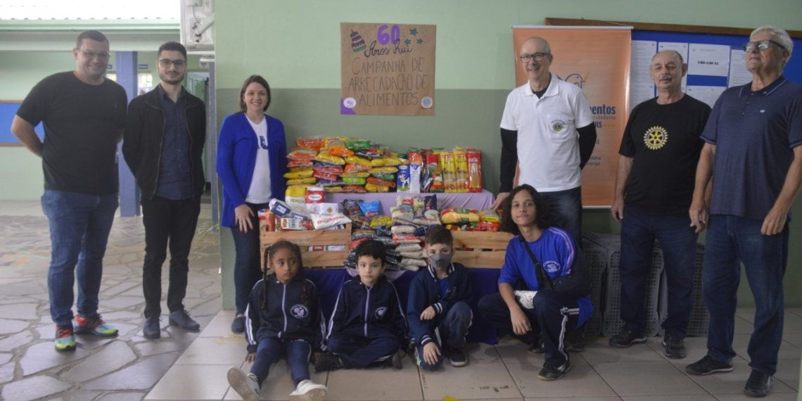 EMEF Rui Barbosa repassa kits de alimentos para o Rotary Club e Lions Clube