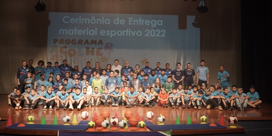 Prefeitura entrega novos uniformes para o Programa Acolher