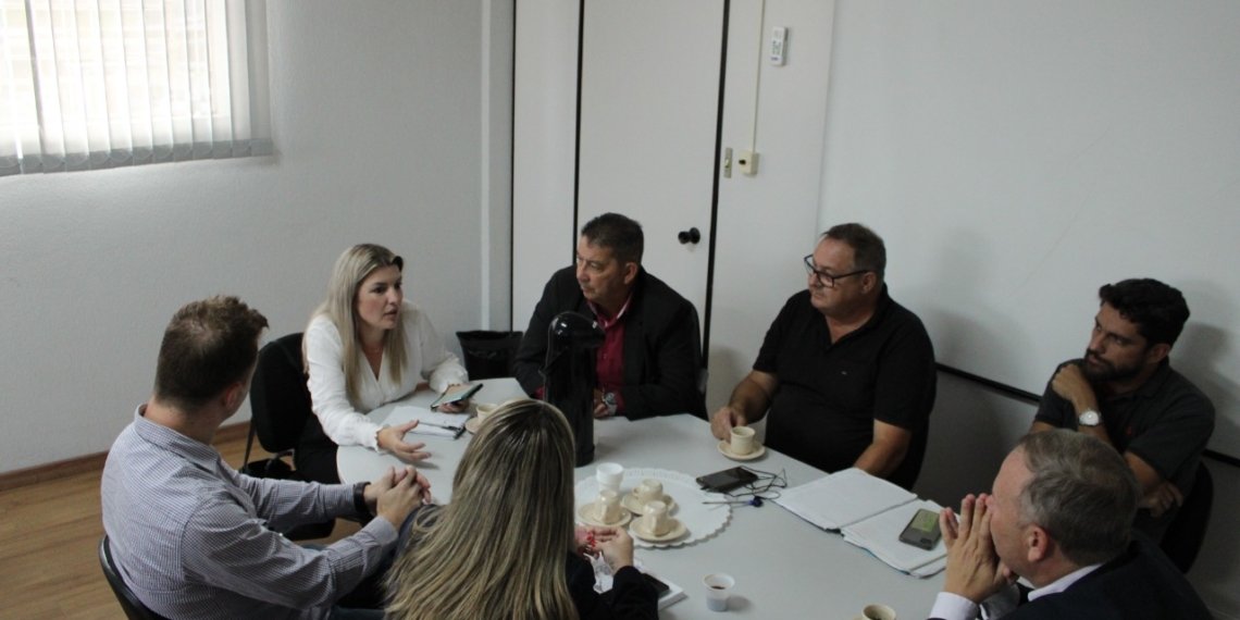 Em reunião com gestores do Lauro Reus, vereadores alinham demandas recebidas da comunidade 1 Em reunião com gestores do Lauro Reus, vereadores alinham demandas recebidas da comunidade