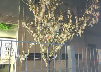Centro Cultural Eintracht enfeita árvore com mais de 600 ovos de páscoa
