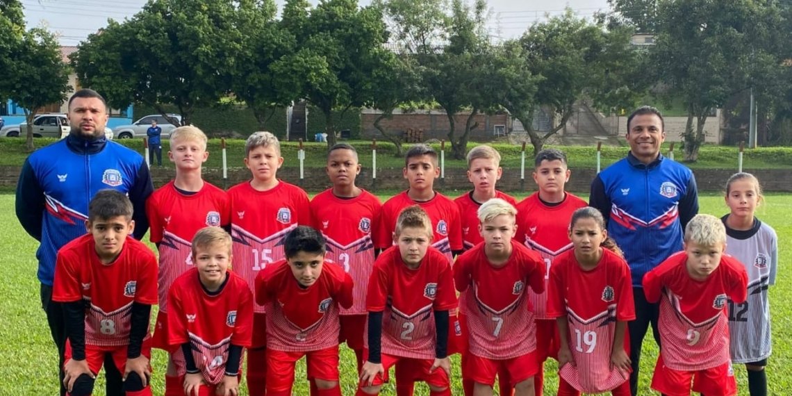 Programa Acolher estreia uniforme novo e vence em jogo que uniu meninos e uma menina