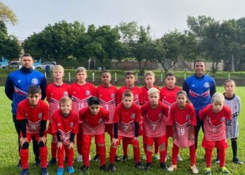 Programa Acolher estreia uniforme novo e vence em jogo que uniu meninos e uma menina