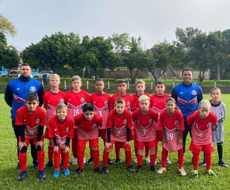 Programa Acolher estreia uniforme novo e vence em jogo que uniu meninos e uma menina 2 acolher 1