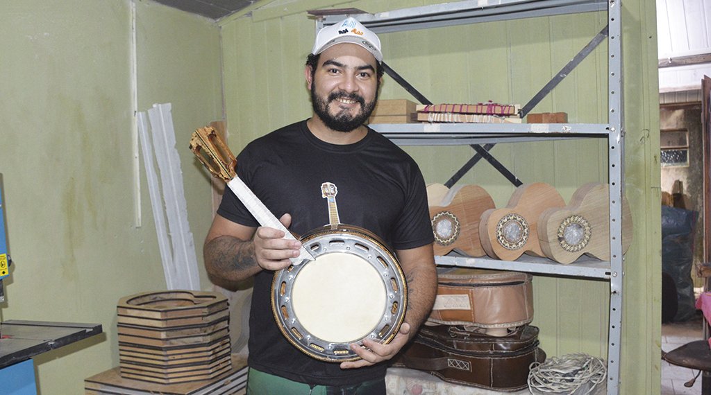 “Eu sou muito perfeccionista”, conta o luthier Rômulo sobre seu trabalho