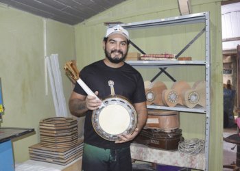 “Eu sou muito perfeccionista”, conta o luthier Rômulo sobre seu trabalho