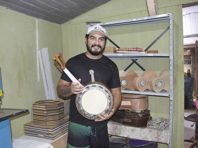 “Eu sou muito perfeccionista”, conta o luthier Rômulo sobre seu trabalho 1 luthier romulo