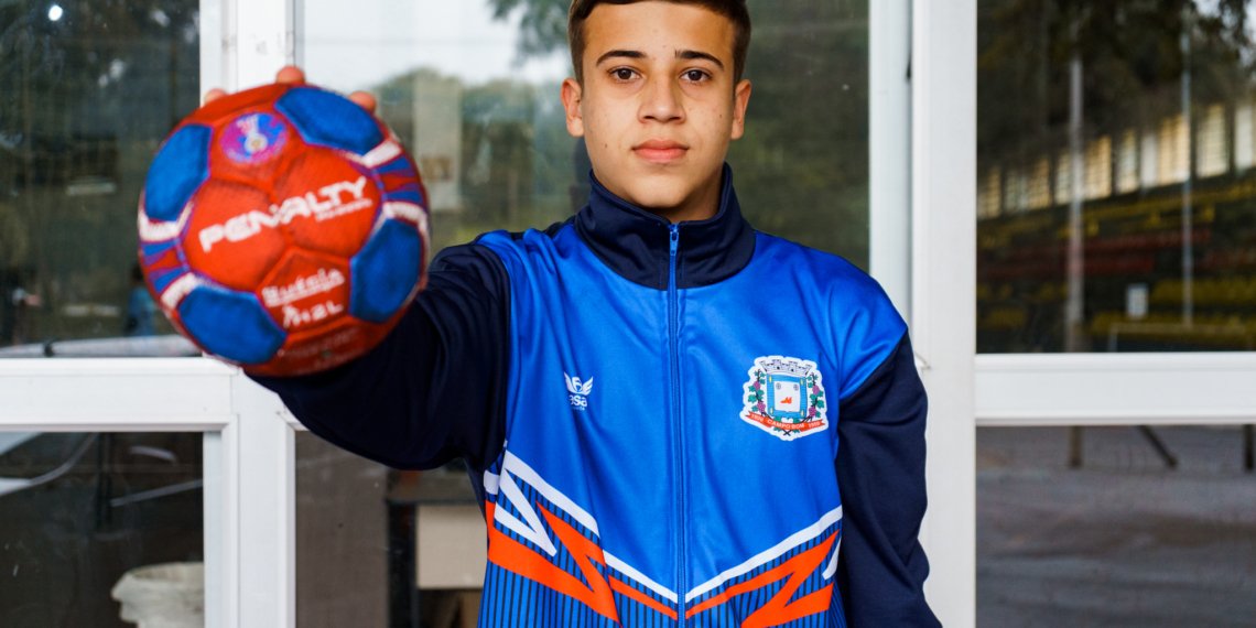 Atleta do Programa Acolher defende a seleção gaúcha de handebol, em Curitiba