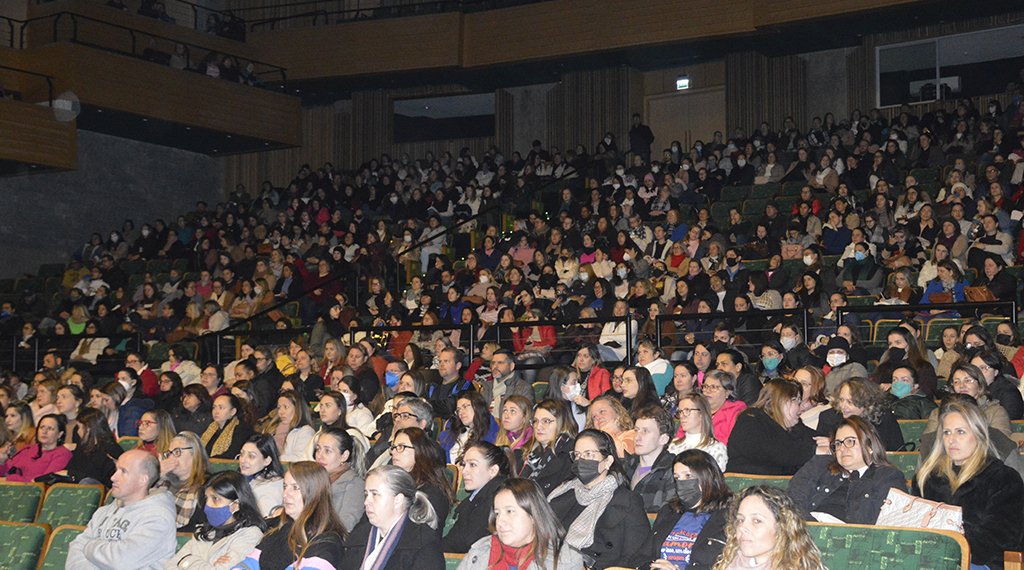Reencontro, emoção e partilha de conhecimentos marcam o 32º Seminário de Educação 1 Reencontro, emoção e partilha de conhecimentos marcam o 32º Seminário de Educação