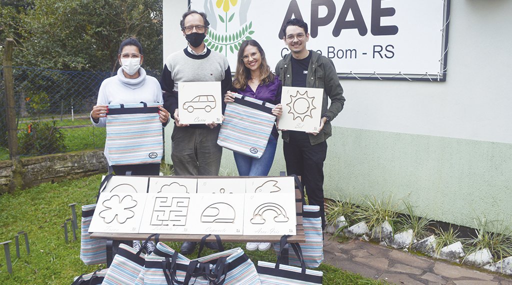 Estudantes da Universidade Feevale entregam kits à APAE de Campo Bom