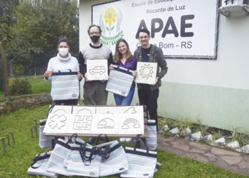 Estudantes da Universidade Feevale entregam kits à APAE de Campo Bom 4 Estudantes da Universidade Feevale entregam kits à APAE de Campo Bom