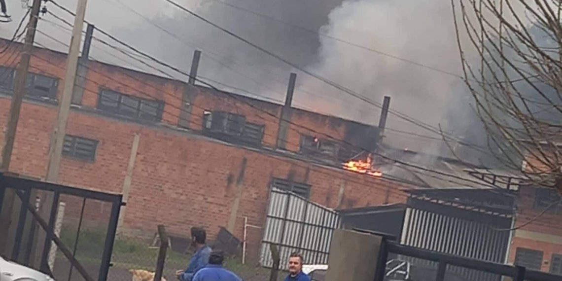 Incêndio atinge gráfica e deixa três funcionários feridos 1 Incêndio atinge gráfica e deixa três funcionários feridos