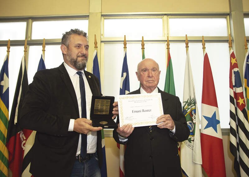 “Faz o bem, sem olhar a quem”, Issur entrega Medalha da 55ª Legislatura à Ernani Reuter