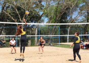 Circuito de Vôlei de Areia movimentou quadras do Parcão no domingo
