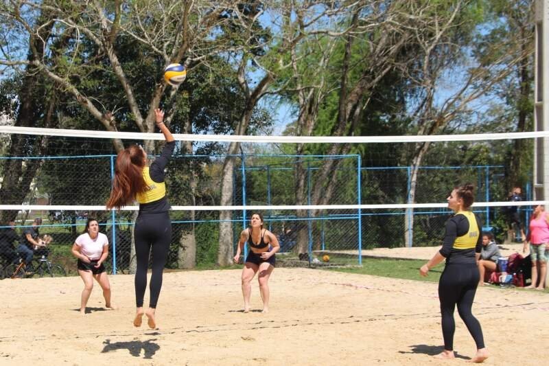 Circuito de Vôlei de Areia movimentou quadras do Parcão no domingo