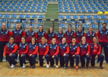 Atletas e comissão técnica da AECB ganham novos uniformes de treino e de passeio