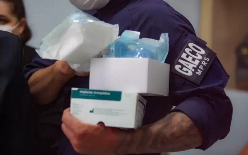 Ministério Público faz operação contra uso de próteses ortopédicas vencidas em hospitais do RS, incluindo HLR