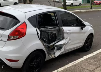 Revestimento de prédio cai e quase acerta pedestre que caminhava na calçada 