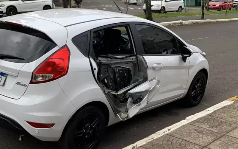 Revestimento de prédio cai e quase acerta pedestre que caminhava na calçada 