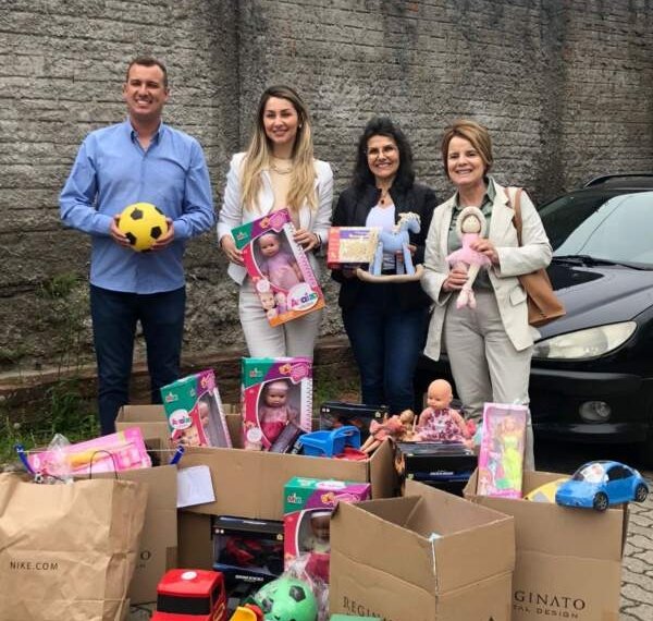 Reginato Metais doa brinquedos para o Abrigo Querubim