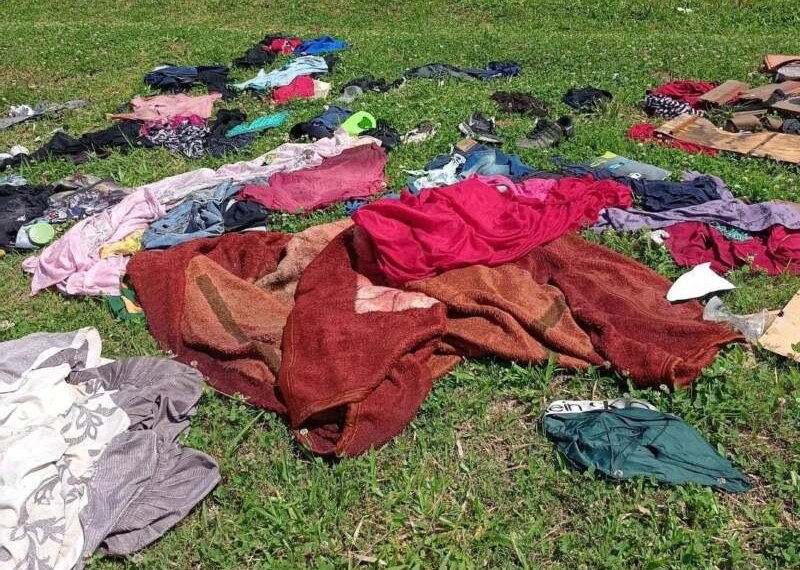 Grande quantidade de roupas e calçados é descartado no bairro Operária 1 Grande quantidade de roupas e calçados é descartado no bairro Operária