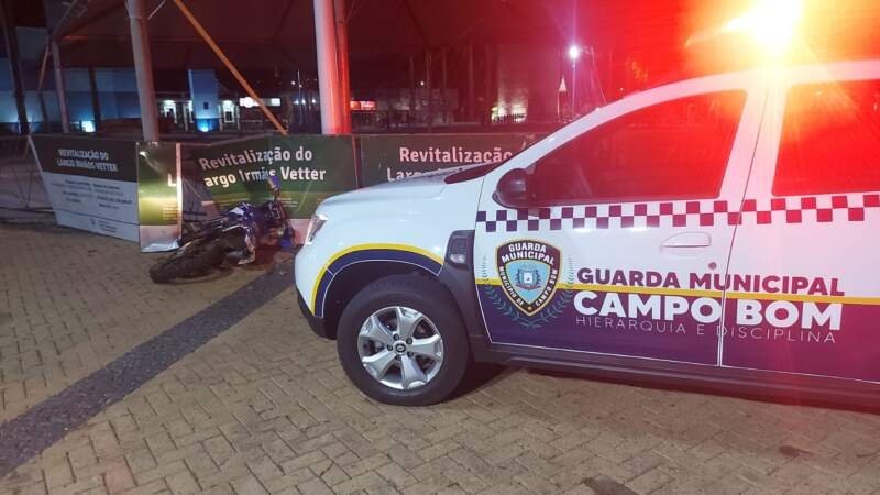Motociclista é preso após tentar fugir da Guarda Municipal e colidir em tapume no Largo Irmãos Vetter 1 Motociclista é preso após tentar fugir da Guarda Municipal e colidir em tapume no Largo Irmãos Vetter