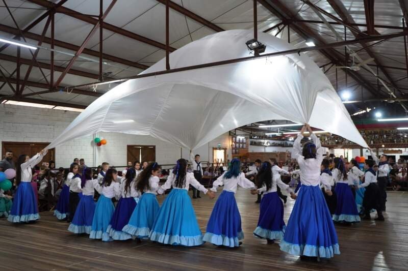 <strong>Sarau Escolar reuniu quase 500 alunos de Campo Bom no CTG M’Bororé</strong> 1 Sarau Escolar reuniu quase 500 alunos de Campo Bom no CTG M’Bororé