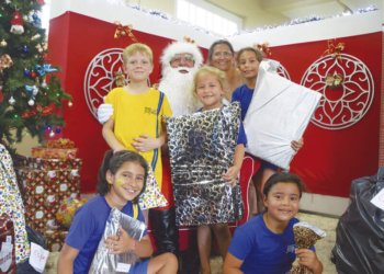 Papai Noel entregou mais de 200 presentes da Árvore Solidária 1 Papai Noel entregou mais de 200 presentes da Árvore Solidária