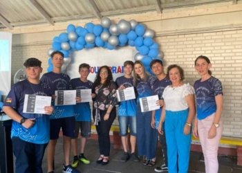 Fernando Ferrari forma alunos em curso de robótica