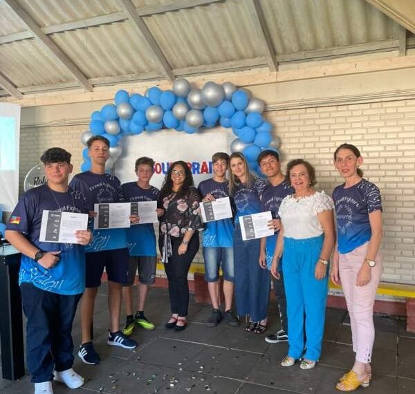 Fernando Ferrari forma alunos em curso de robótica