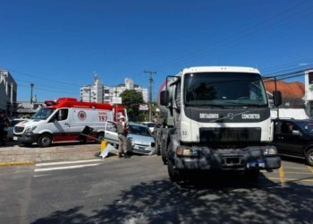 Colisão entre caminhão betoneira e automóvel deixa idosos levemente feridos 2 Colisão entre caminhão betoneira e automóvel deixa idosos levemente feridos