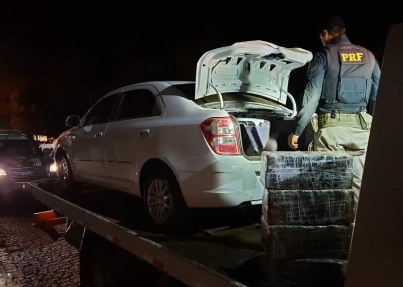PRF localiza carro roubado de Campo Bom com 90kg de maconha