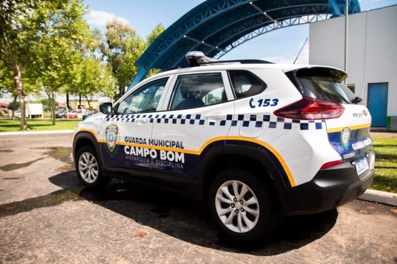 Mulher é presa por danos ao patrimônio público e desacato 1 Mulher é presa por danos ao patrimônio público e desacato