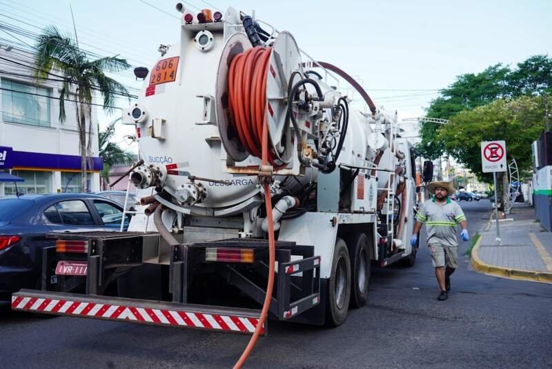 Rede de esgoto em locais alagados pelas últimas chuvas recebe vistorias