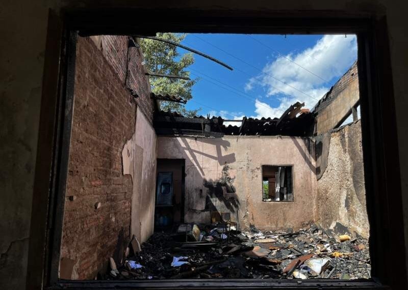 Casa no bairro Operária pega fogo e família precisa de ajuda 1 Casa no bairro Operária pega fogo e família precisa de ajuda