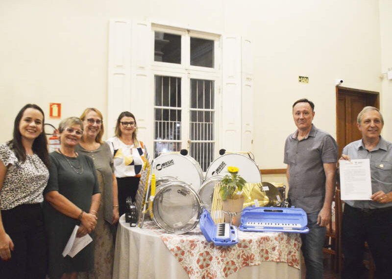 Emef Octacílio Ermindo Fauth recebe instrumentos musicais do Rotary Club