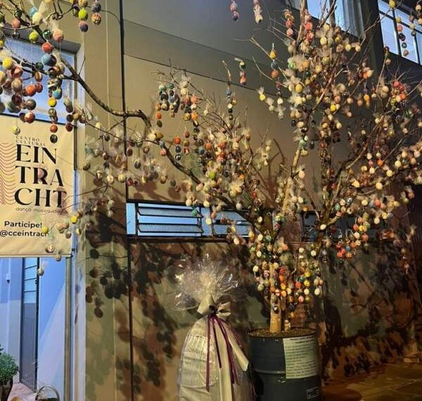 Centro Cultural Eintracht enfeita árvore com mais de 1.000 ovos de páscoa 1 Centro Cultural Eintracht enfeita árvore com mais de 1.000 ovos de páscoa