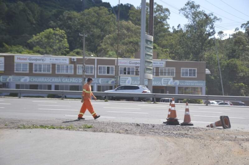 Trânsito será interrompido até às 16h, entre a ERS-239 e a Rua João Lampert 1 Trânsito será interrompido até às 16h, entre a ERS-239 e a Rua João Lampert