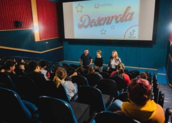 Cine Desenrola leva alunos ao cinema para debater pautas da adolescência